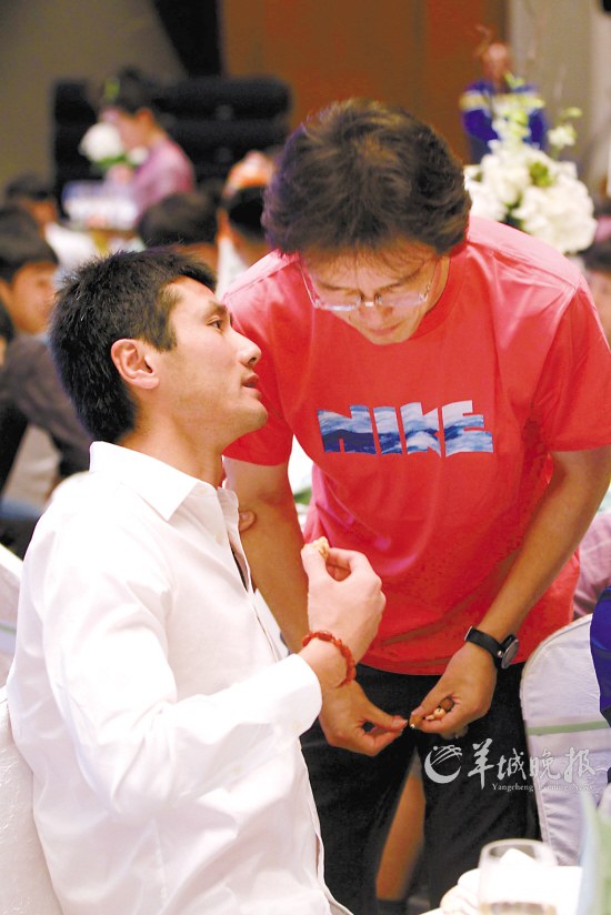 邵佳一与孙继海昨在昔日国家队队友的婚礼上叙旧  osports 供图