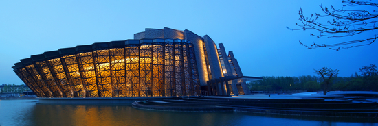 乌镇大剧院,位于乌镇西栅入口,3年时间4亿元人民币打造,占地54000多