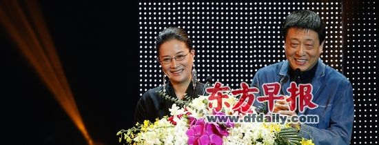 在文化中国颁奖礼上,茅威涛(左)坦言这是她第一次与丈夫郭小男(右)