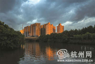 昨天傍晚,太阳从云层中露了出来,一束夕阳照射在运河边的建筑上.