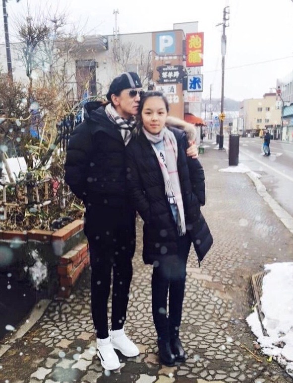 哈文晒一家三口日本游玩照女儿长腿抢镜图