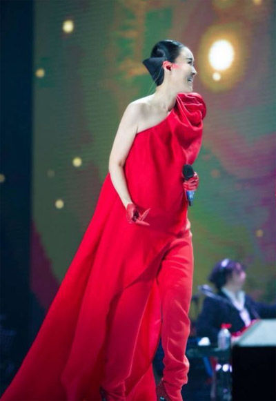 中国好姐妹那英力挺王菲开唱 那英先站深圳体育场