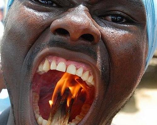 实录非洲恐怖火烧下体表演