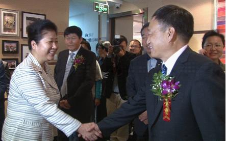 北京市石景山区区委书记荣华女士与北京嘉曼服饰有限公司董事长曹胜奎