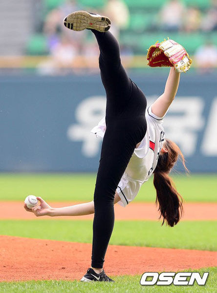 韩国艺体美女助阵棒球联赛 秀360度开球