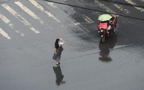 6月17日,长沙城区下起阵雨,有市民没带伞.