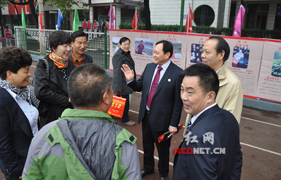 喜笑颜开回母校湘乡一中校长丁农一[右二]与校友交流.