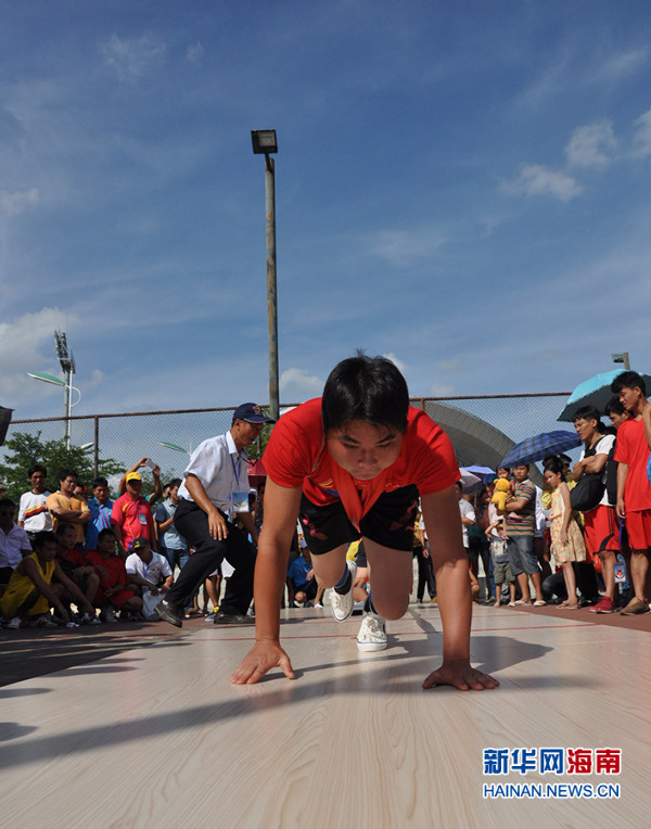 海南省第五届少数民族传统体育运动会比赛项目之一的押加.(8月12日摄)