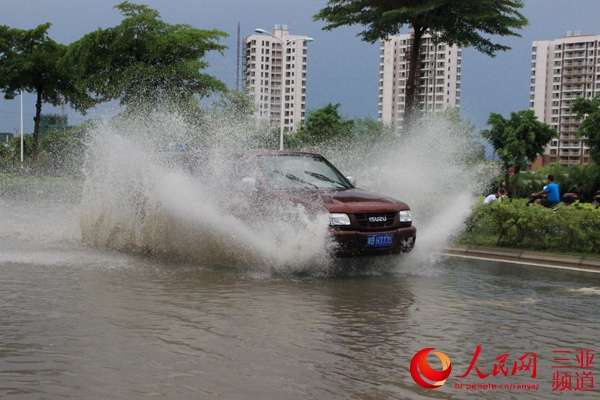 三亚突遇暴雨致路面积水 车辆涉水通行水花四溅