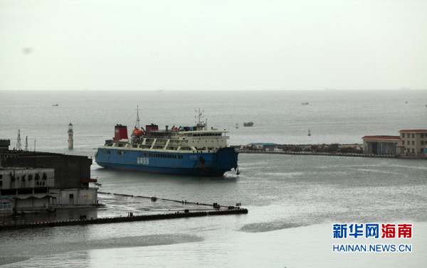 9月17日,"信海19号"客滚船驶进海口港开始上客装车.