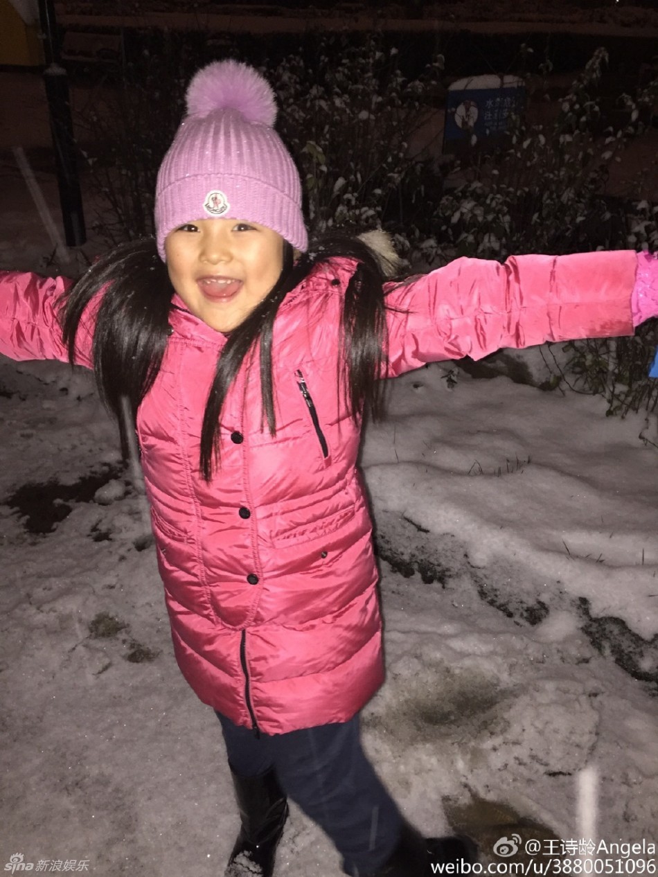 王诗龄雪地玩耍甜笑粉红色装扮似小公主