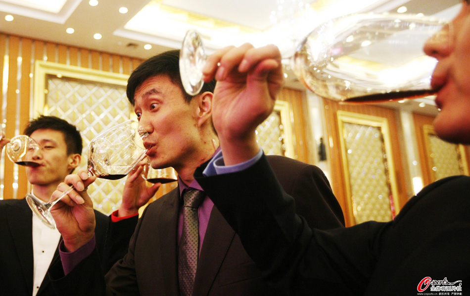 体育 体育 下图|上图|原图|自动播放 主帅杜锋喝酒.