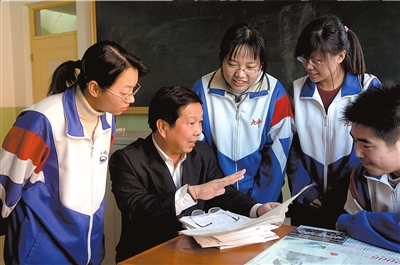 邢军与学生在一起.