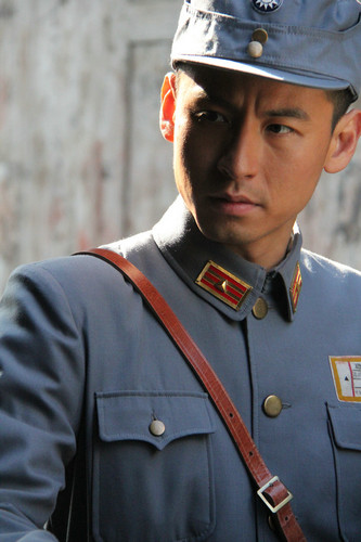 《借问英雄何处》热播 钱泳辰军装英气威武