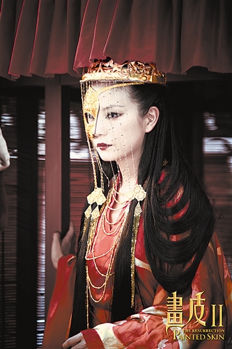 "靖公主"新妆亮相 赵薇烈焰红唇