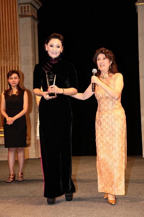 女演员潘婕亮相法国 惊艳巴黎中国电影节