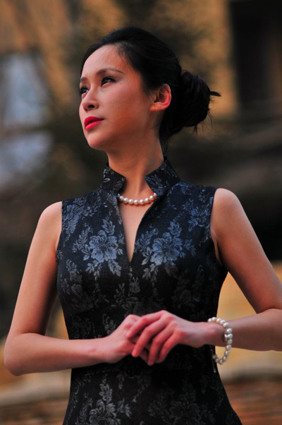 [冻人]荆希西雪地玩街拍 v领长裙风情无限