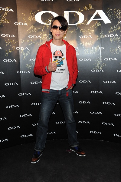 [星光]黄晓明吉克隽逸同台 巨星谱春日恋歌