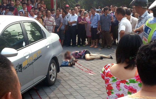 当时一男一女中枪倒地,女子已不能动弹,男子还有呼