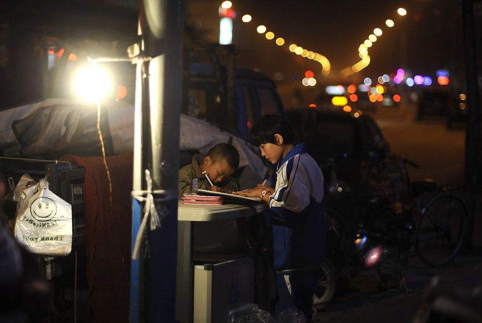 【转载】路边垃圾桶上写作业的"摊二代" - 中国好人的日志 - 网易博客