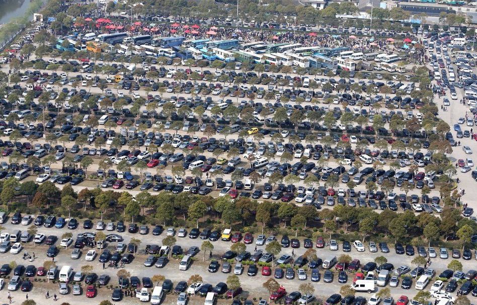 上海滨海古园公墓外停车场爆满.