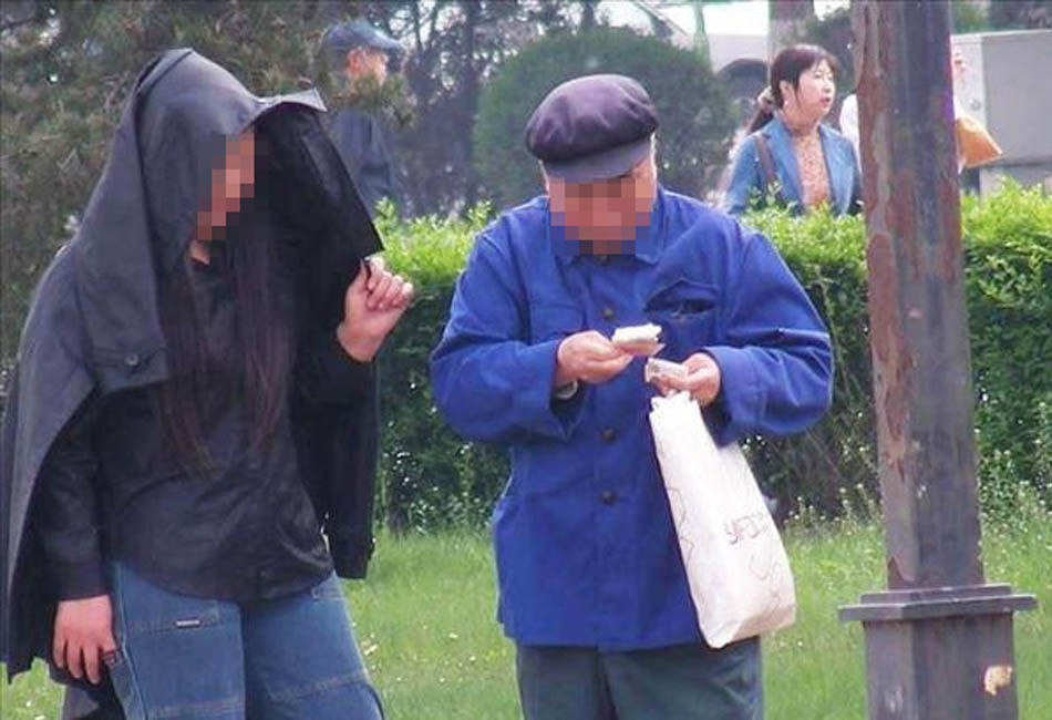 人间百态:哈市松花江畔老头子们的性福生活-----老头乐.