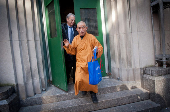 纽约惊现大批华人假僧尼行乞不给钱就下咒