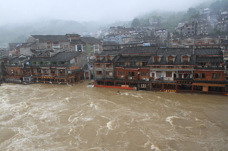 凤凰古城内涝严重 "边城"成"水城"