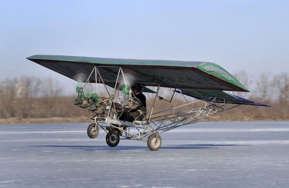 辽宁沈阳,汽车修理员丁世禄,在一处结冻的水库上测试自己制作的飞机