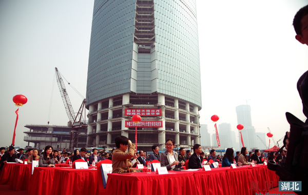 4月16日,由泛海控股投资建设,坐落于武汉中央商务区的地标建筑—438