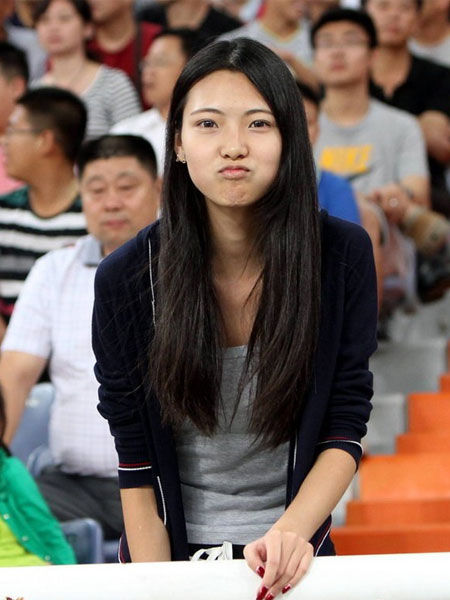 鲁能美女球迷惊艳看台