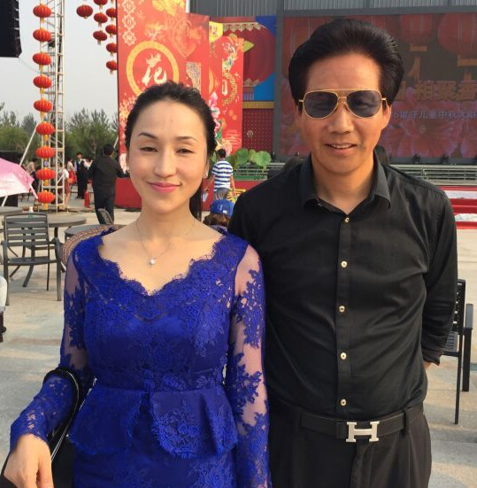 京都薇薇董事长祁雅丽与留守儿童共联欢