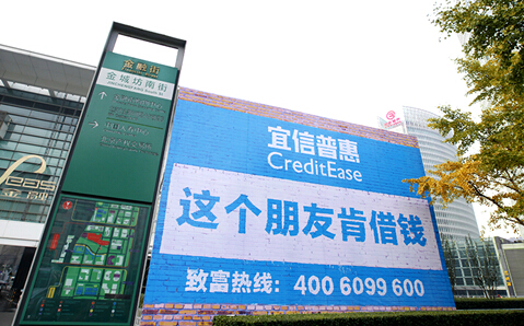 在华丽,庄重的北京金融街,典型的蓝底白字,在周边"高大上"背景映衬下