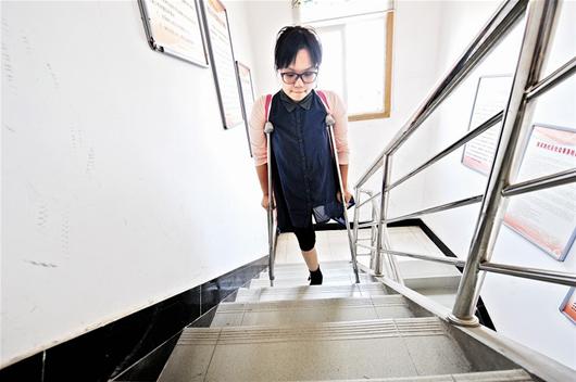 武汉拐杖女孩坚持4年为盲人讲电影(图)