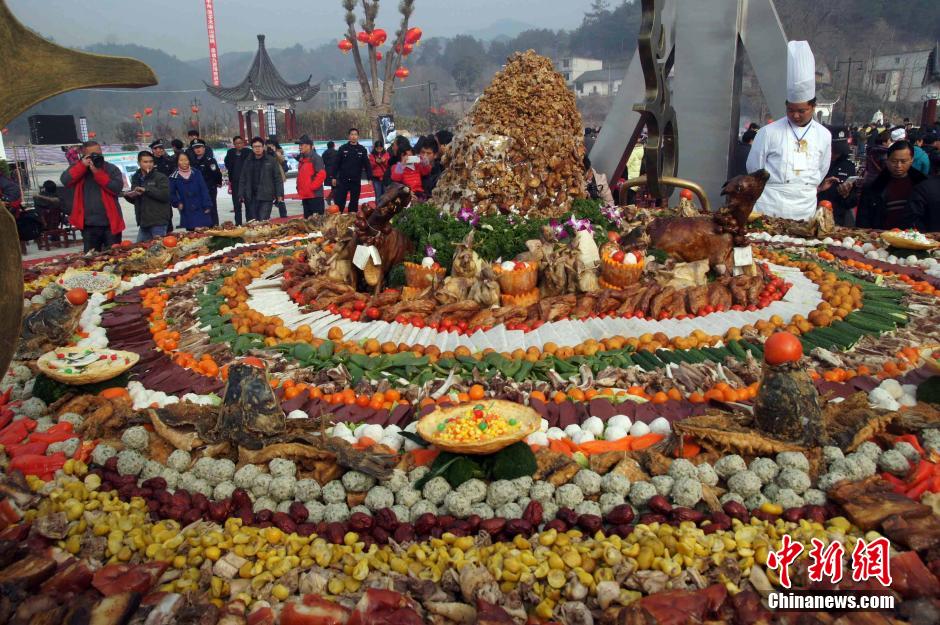 天下第一吊锅亮相湖北罗田可供百人共享