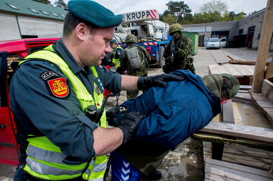 立陶宛军队与警察举行联合反恐训练