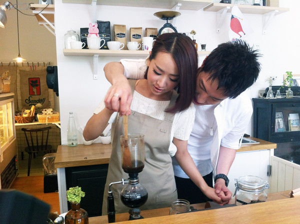 sara和高宇亲密调制咖啡