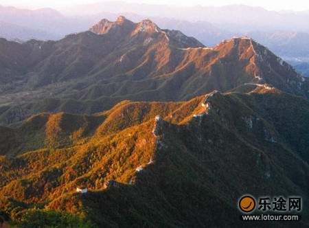 九眼樓自然風景區位於四海鎮東南9公里的火焰山主峰之上,為萬里長城之