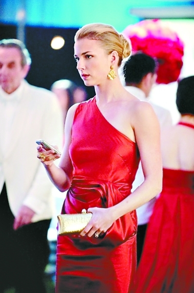 记者耿愿 实习生张欣慧一个家产万贯的神秘女孩,一夜之间混入汉普顿的