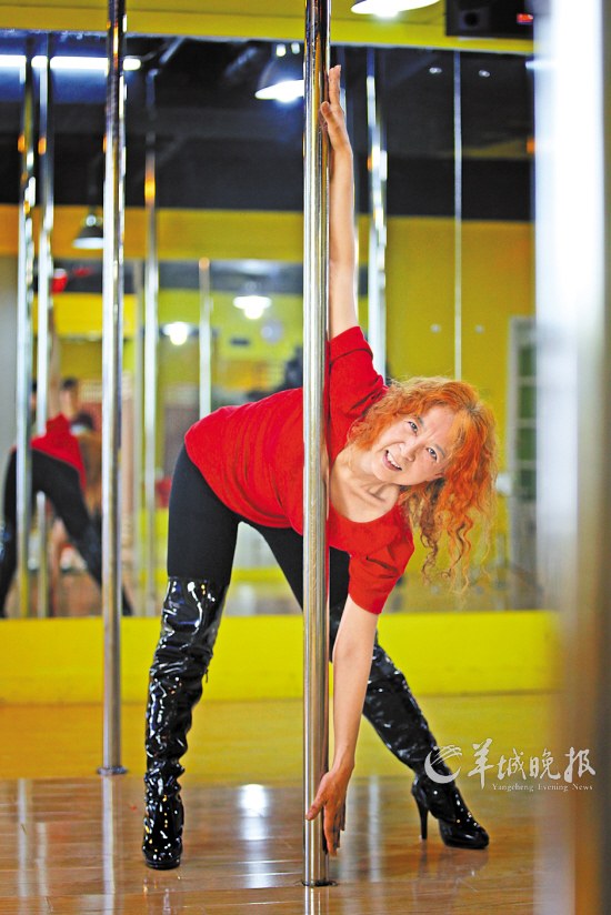 跳钢管舞