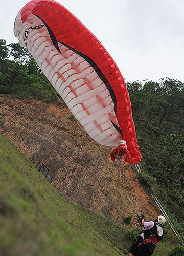 感受刺激搭上滑翔伞翱翔天际