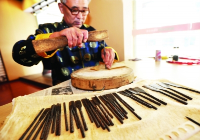 湯先成製作的皮影作品入駐國家非物質文化遺產武漢傳承園,吸引了不少