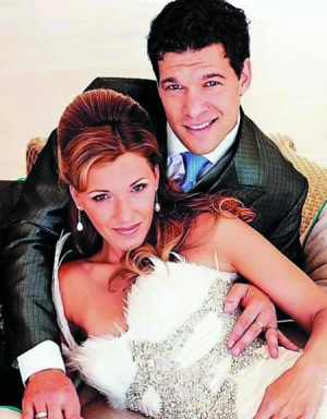 八卦阵 信息时报讯  巴拉克的老婆西蒙出轨了!