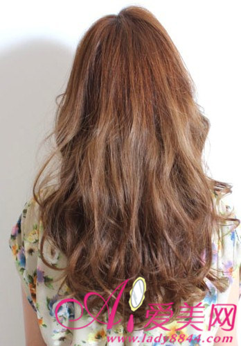 栗色染发柔美长卷发 气质指数飙升