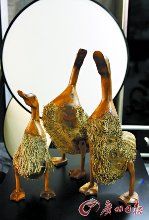 竹编手绘鱼篓:由竹子编成,外层涂上腻子磨平,做旧,画上花纹图案,当成