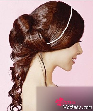 宫廷式新娘盘发发型宫廷式造型,简单的发扎把优美流畅的柔顺发丝固定