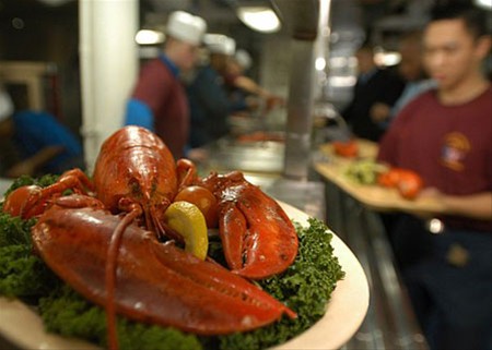 资料图:美国海军航空母舰伙食美军航母甲板上的"美食聚会".