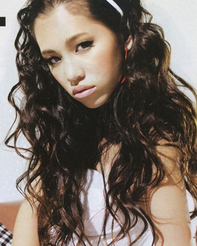 而大多是可爱,水原希子选择露额头的造型,使得长发卷发传达出的性感多