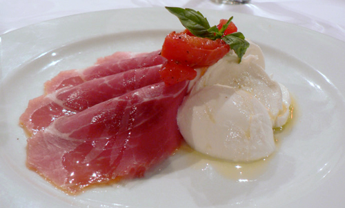 而餐厅正式晚餐的头盘,三两片伴以水牛奶酪(buffalo mozzarella),加一