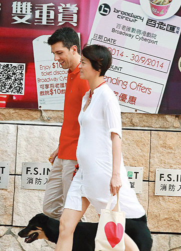 梁咏琪身着白色连衣裙,怀孕四个月的肚子隆起明显